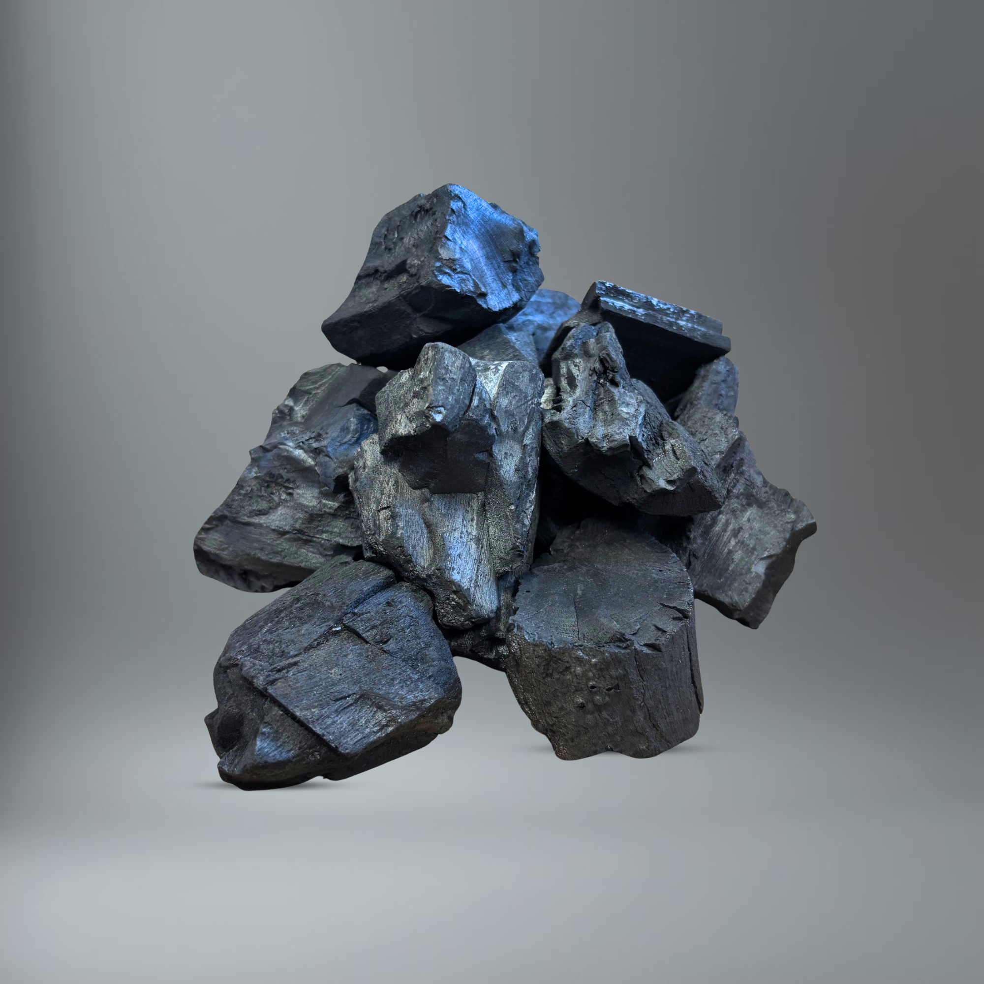 BlackSellig Grillkohlestücken auf einem Haufen