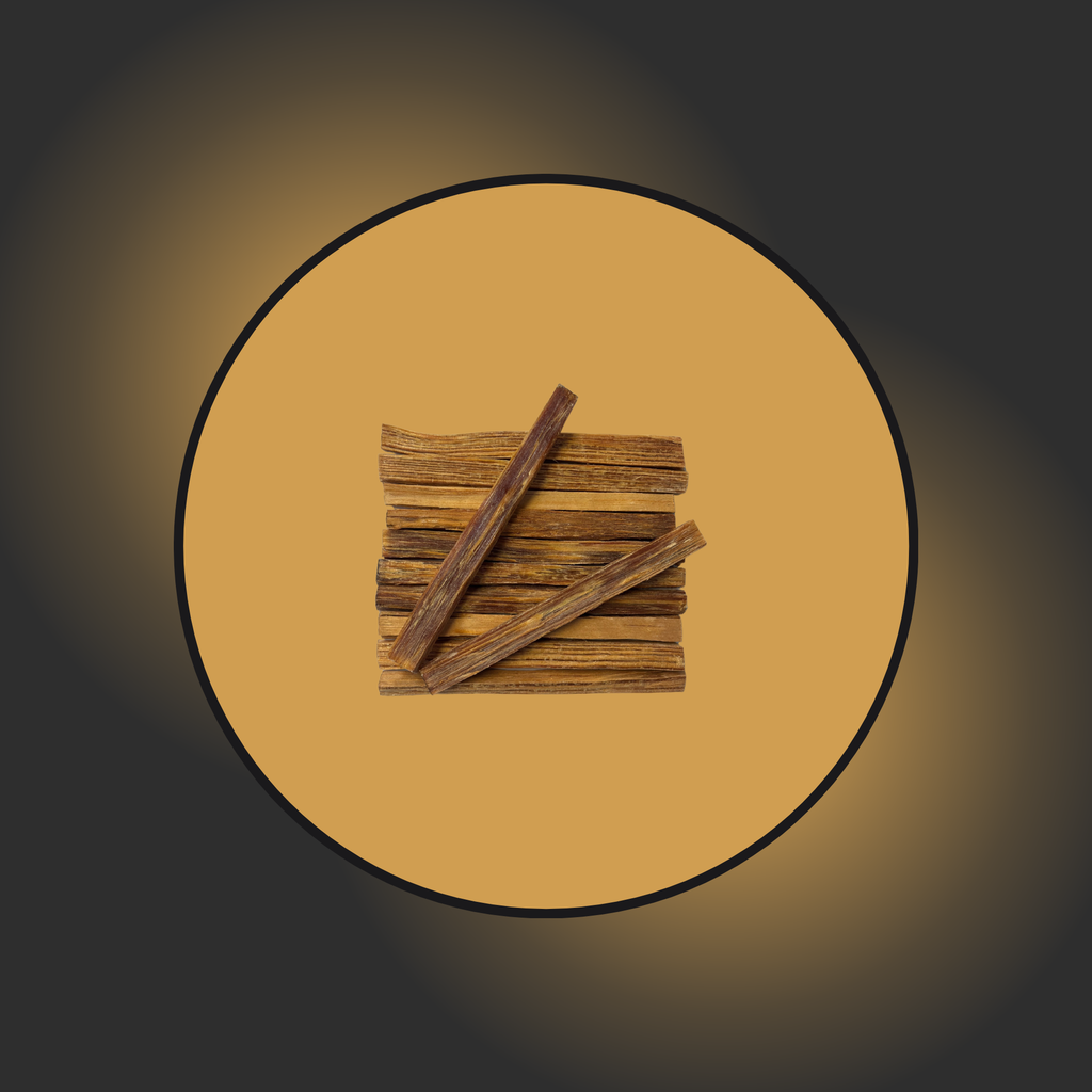 In der Mitte des Bildes befinden sich fein aufgereihte Kienspäne, darüber liegen noch 2 einzelne in schräger V-Form. Das Produkt befindet sich auf einem beigem Grund