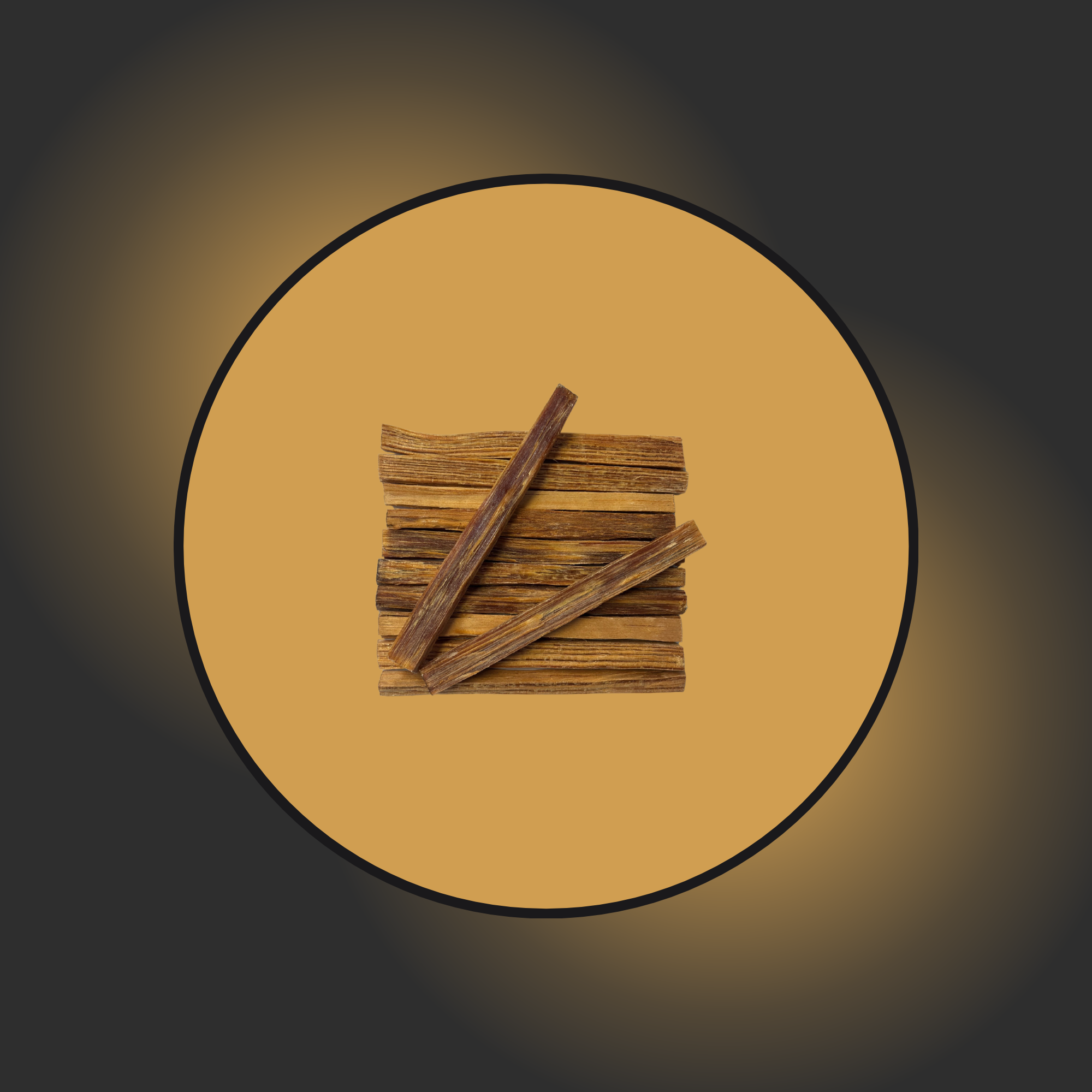 In der Mitte des Bildes befinden sich fein aufgereihte Kienspäne, darüber liegen noch 2 einzelne in schräger V-Form. Das Produkt befindet sich auf einem beigem Grund